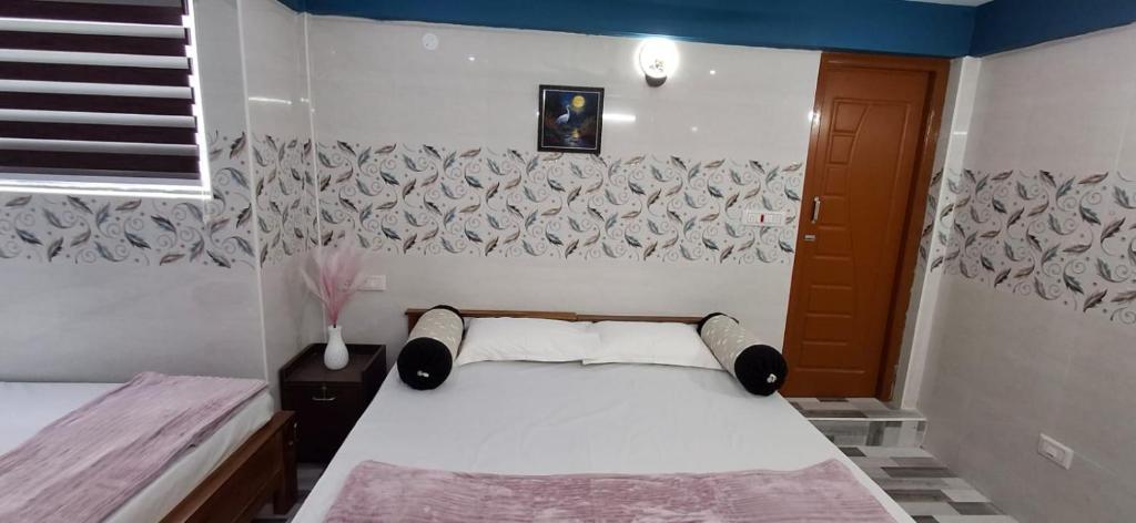 Ένα ή περισσότερα κρεβάτια σε δωμάτιο στο Cloud Mist Inn YERCAUD