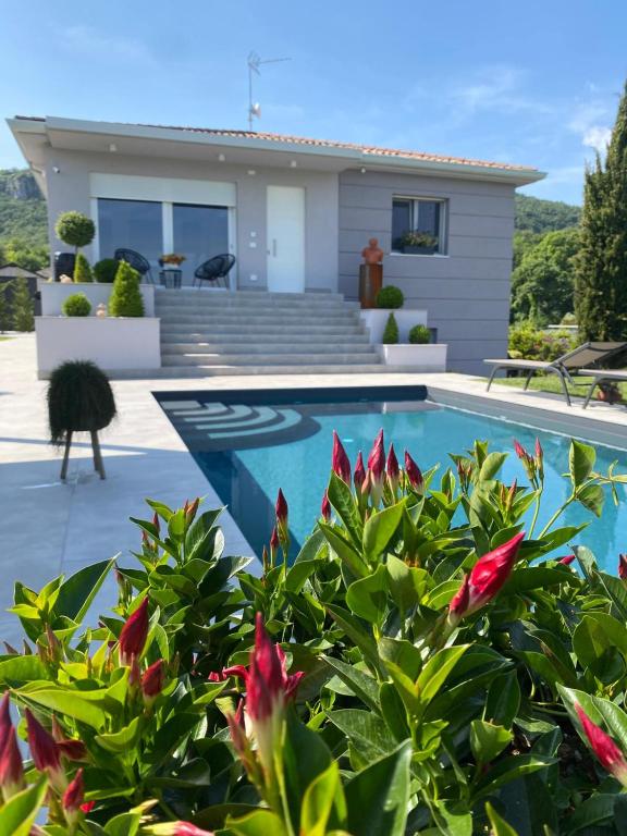 Independent Room in Villa with Pool