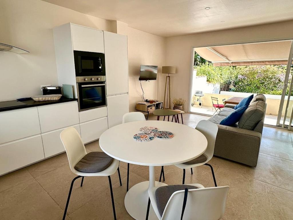 eine Küche und ein Wohnzimmer mit Tisch und Stühlen in der Unterkunft La Cabanne, 4 people, Royan center, 50 m beach, air conditioning in Royan