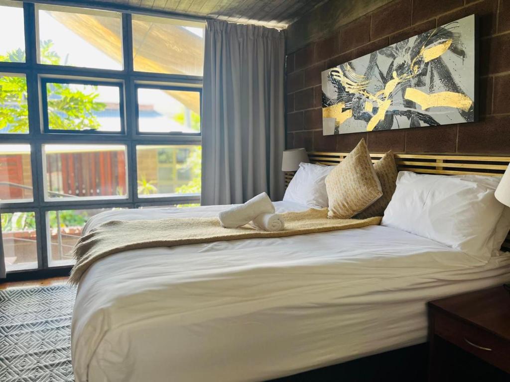 En eller flere senge i et værelse på Stratfords Guest Suites