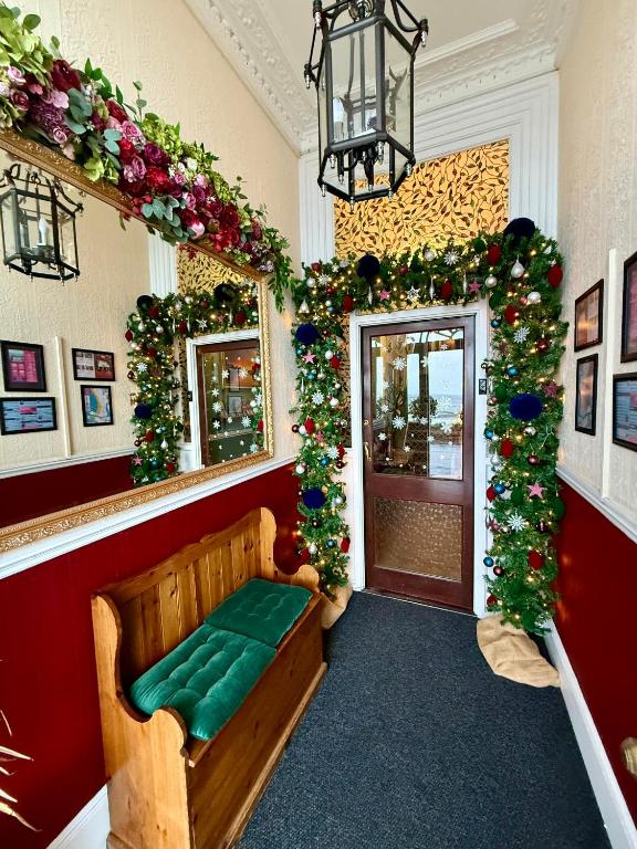 韦茅斯The Angove - Adults Only的一间房间，门上装饰着圣诞饰品。