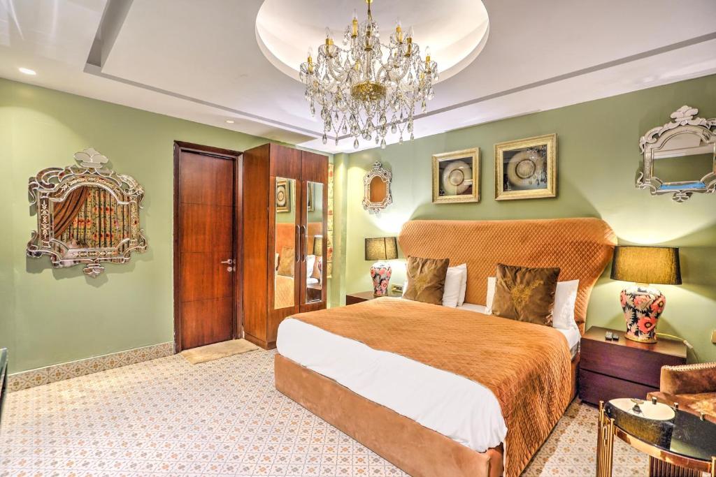 En eller flere senge i et værelse på Palette Hotel Cotts Villa by CheckIn Vasant Kunj New Delhi