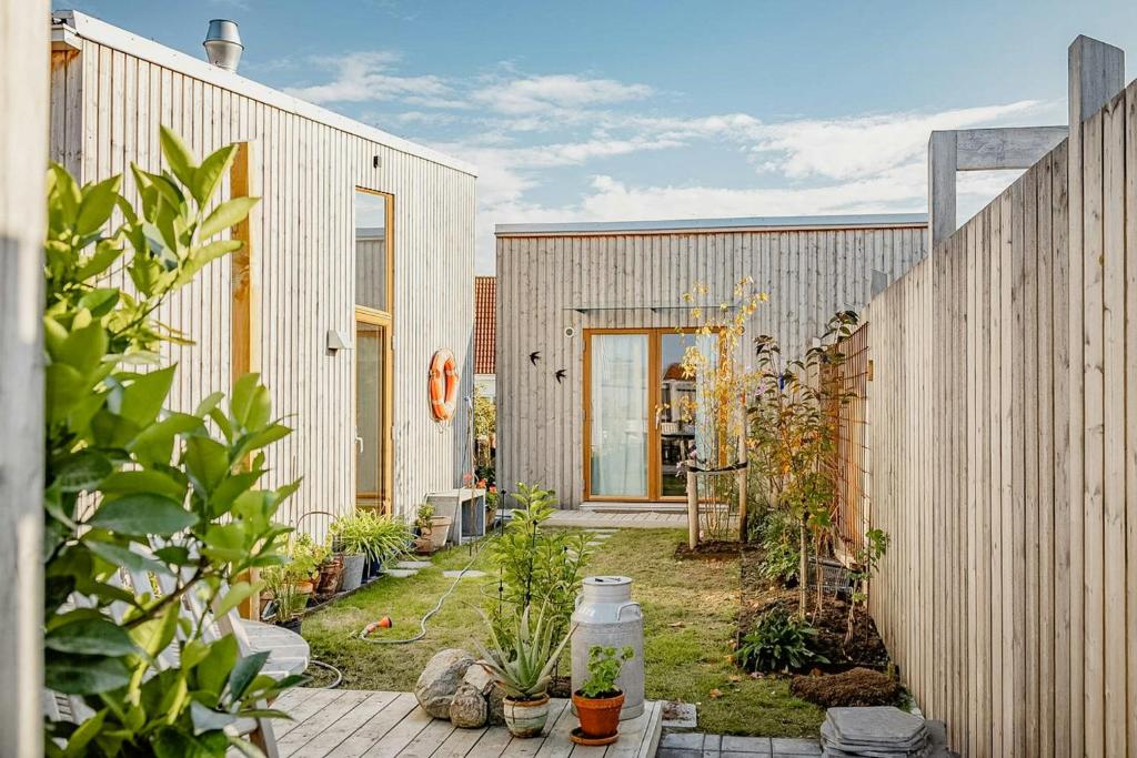 Κήπος έξω από το Wooden Home Among Apple Trees With Ocean View