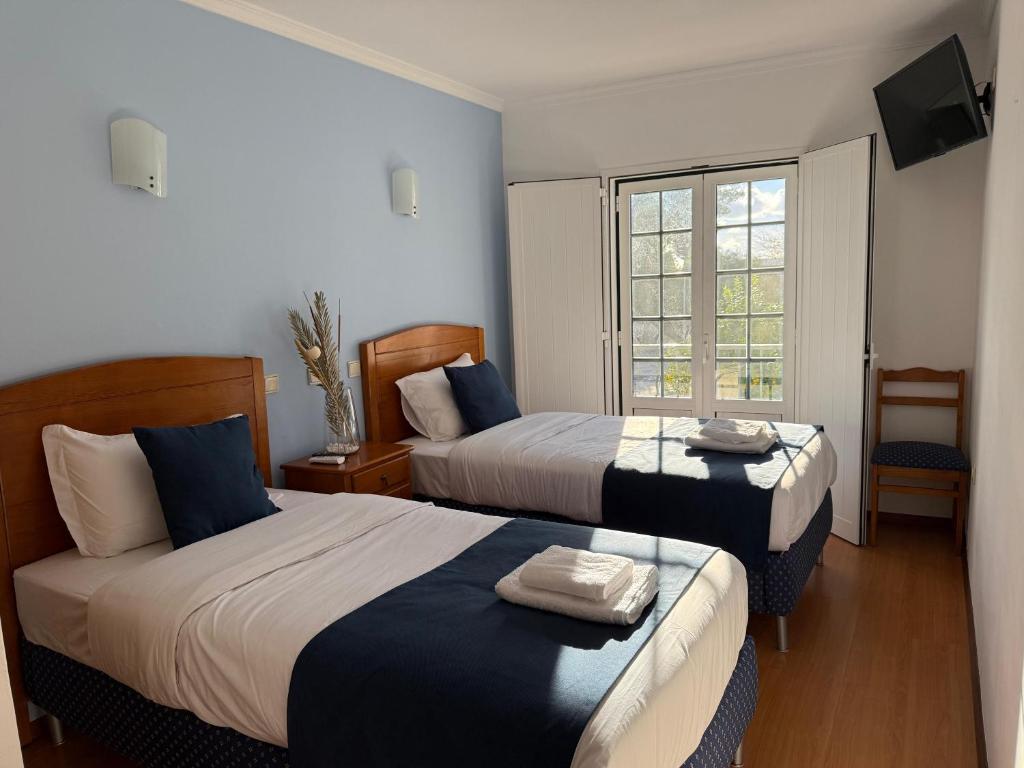 Postel nebo postele na pokoji v ubytování Hospedaria Canto do Rossio