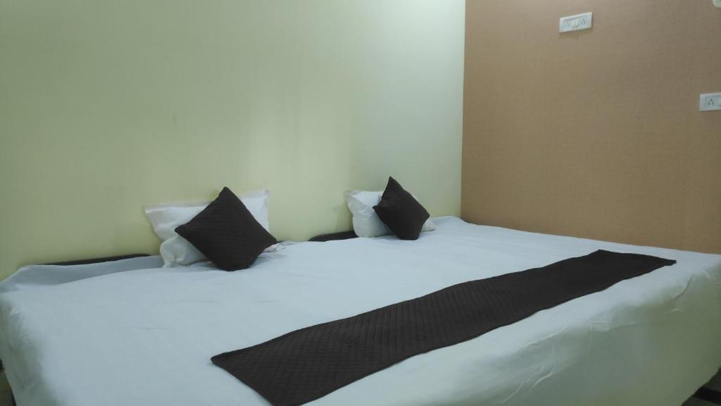 Una cama o camas en una habitación de Shaukat Sewarth Sadan