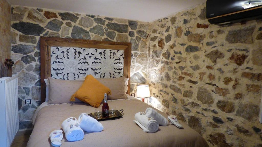 ein Schlafzimmer mit einem Bett mit Handtüchern darauf in der Unterkunft STONE of KAMARIZA in Áyios Konstandínos