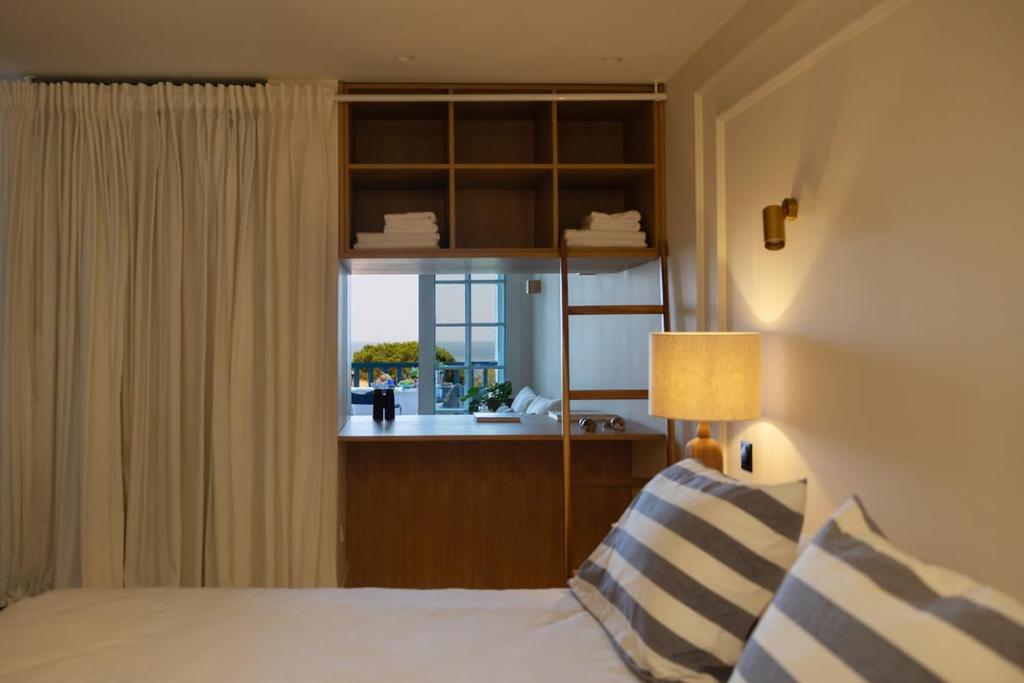 ein Schlafzimmer mit einem Bett und einem Fenster mit Aussicht in der Unterkunft Bed & Views - Le paradis de Bordaberry in Urrugne