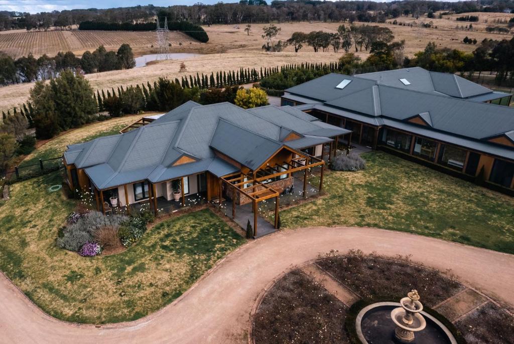 eine Luftaufnahme eines Hauses mit Solarmodulen darauf in der Unterkunft Yuruga, Exeter in Exeter