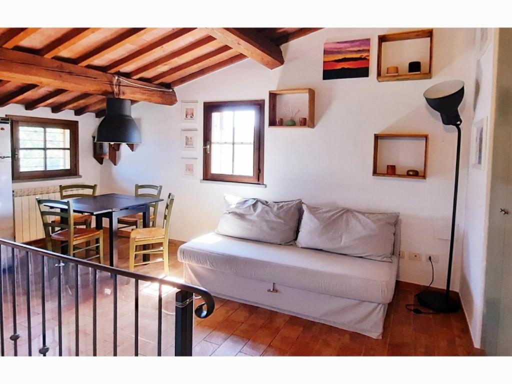 un salon avec un canapé et une table dans l'établissement Lura House, à San Miniato