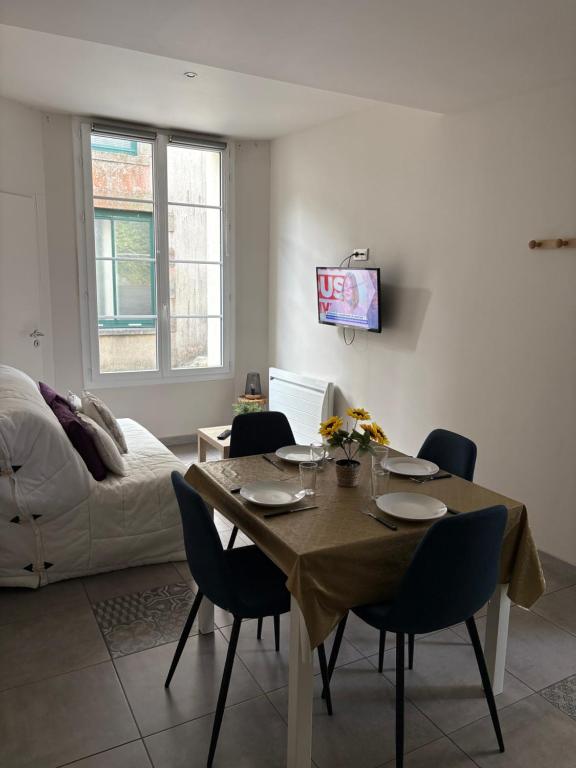 Μια τηλεόραση ή/και κέντρο ψυχαγωγίας στο Les Glaneuses gîte Côté cour centre-bourg à 3 min du Puy duFou