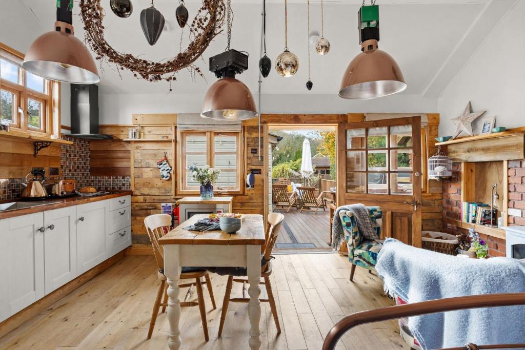 een keuken met een tafel en stoelen en een eetkamer bij Porth Chapel in Newlyn