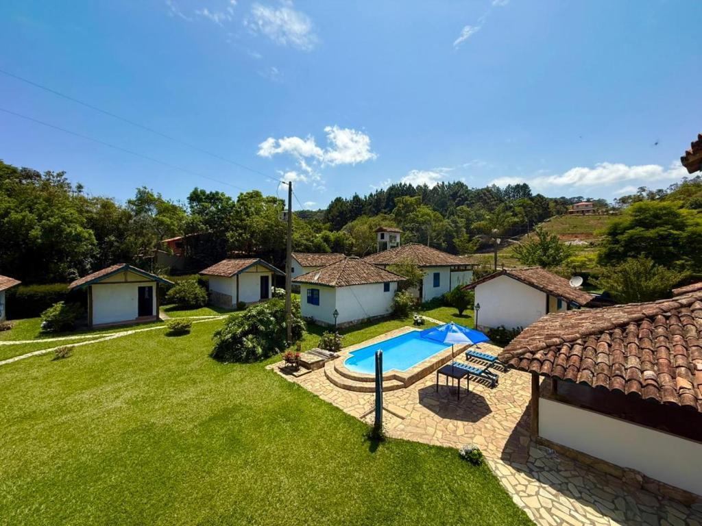 Bazén v ubytování Pousada chalés São Geraldo nebo v jeho okolí