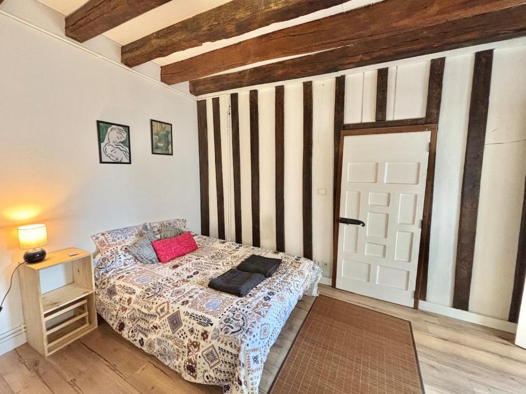 拉瓦勒Vue Château & Mayenne - Centre historique - 6 personnes的卧室配有床和白色门