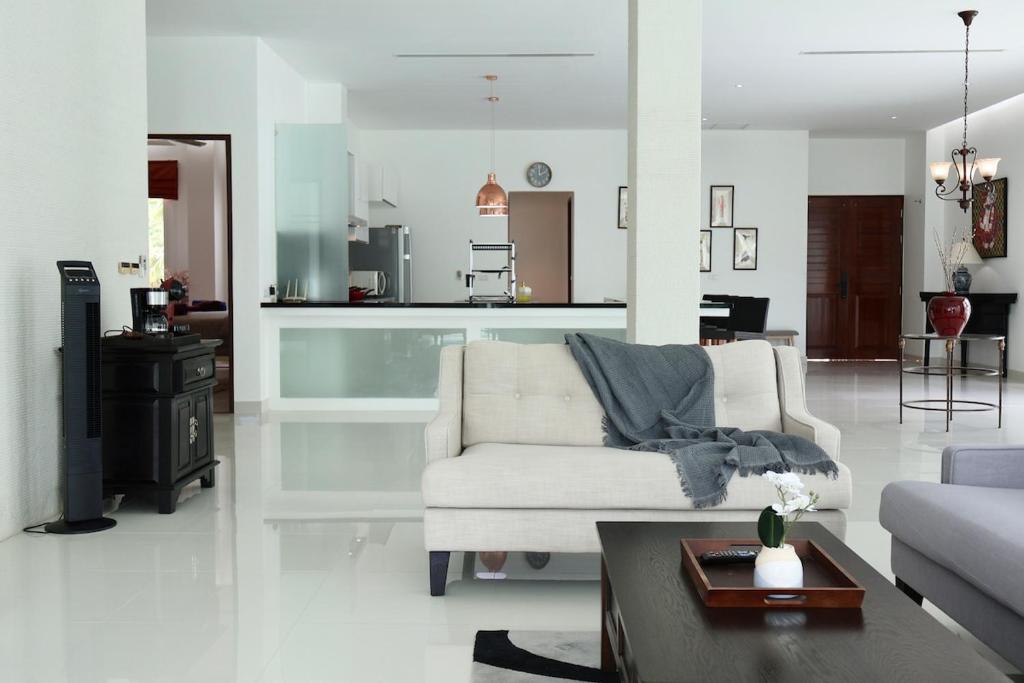 Istumisnurk majutusasutuses Kamala Seaview Villa - 3 BR Private Pool Villa