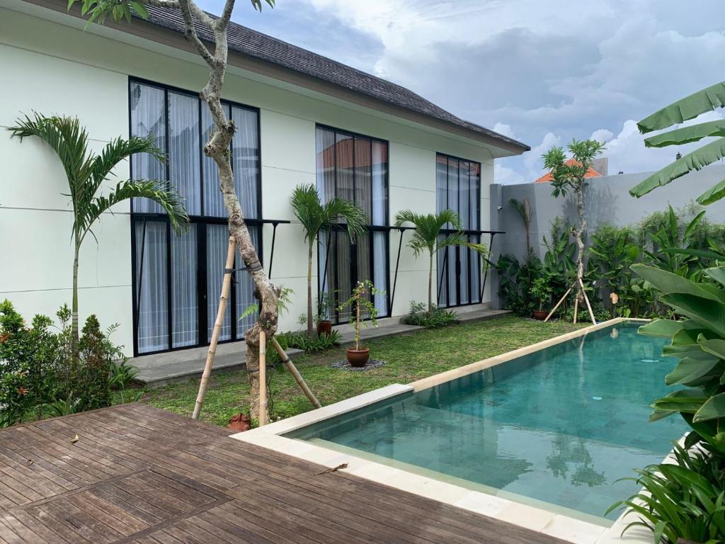 una villa con piscina frente a una casa en SUNSET-LOFT Seminyak, en Seminyak