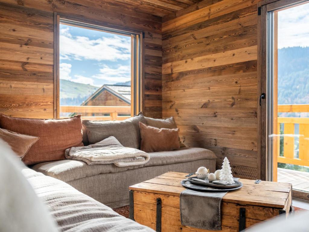 ein Wohnzimmer mit zwei Sofas und einem Tisch in der Unterkunft Chalet 5★, 10 pers, hammam, proche pistes, animaux admis - FR-1-304-297 in La Clusaz