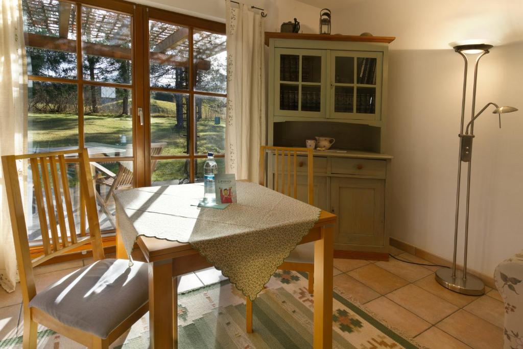 ein Esszimmer mit Tisch und Stühlen und einem Fenster in der Unterkunft Seydel -570- in Klais