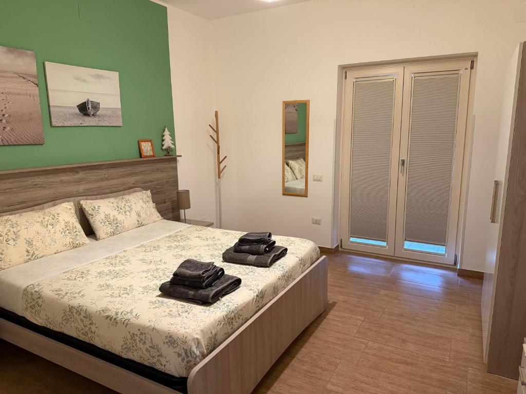 ein Schlafzimmer mit einem Bett mit zwei Handtüchern darauf in der Unterkunft Vista Stromboli in Paola