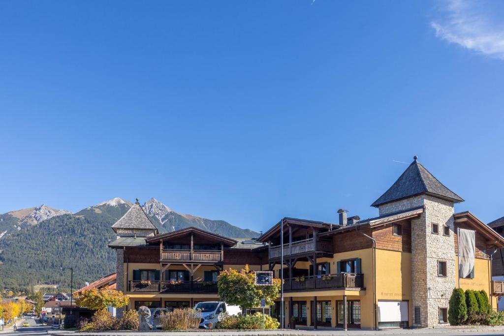 un edificio con una montaña al fondo en Luna, en Seefeld in Tirol