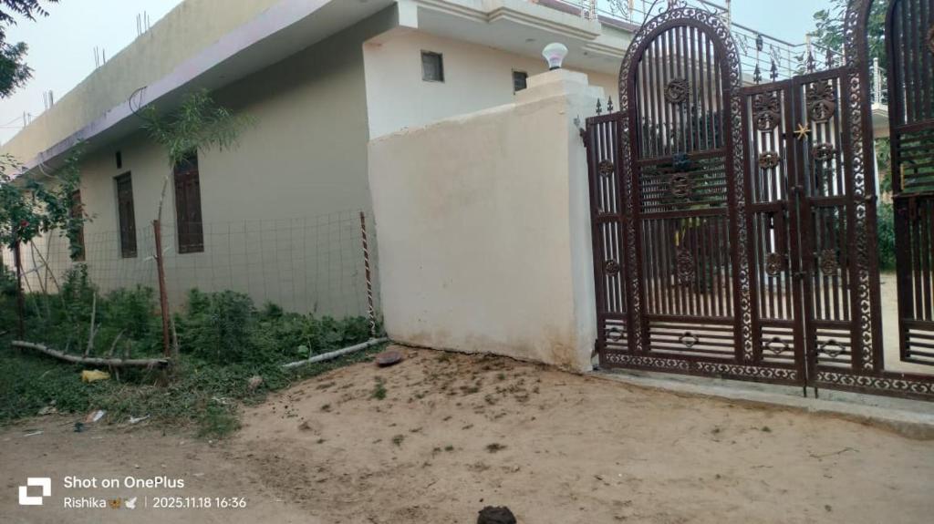 un portail en face d'une maison blanche dans l'établissement Anandam Stays, à Vagator