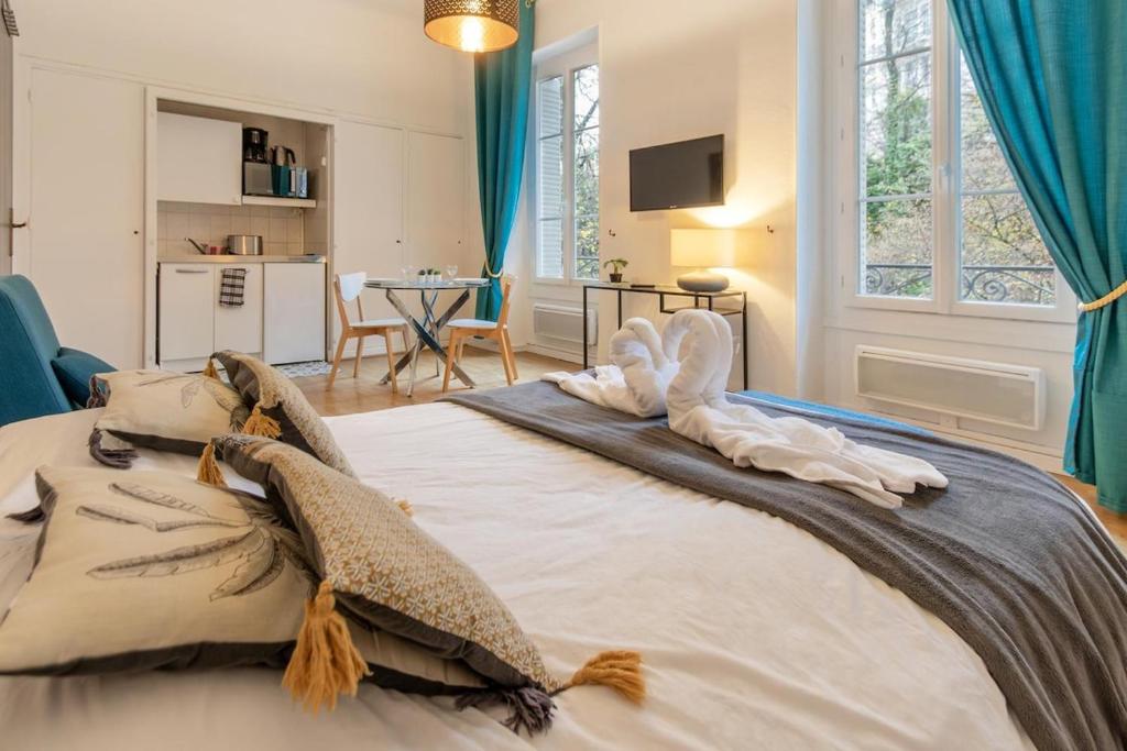 Ένα ή περισσότερα κρεβάτια σε δωμάτιο στο Saphir d'Aix Studio