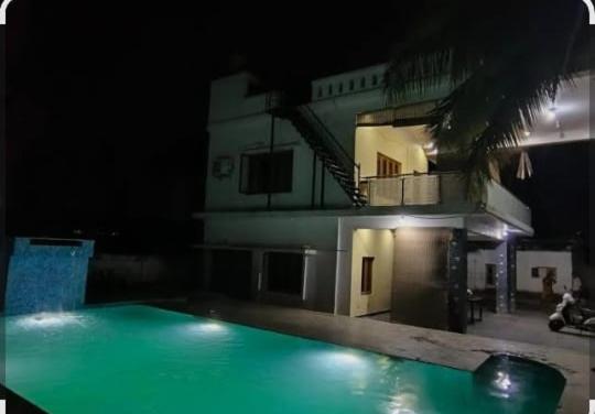 Hồ bơi trong/gần Blue moon farmhouse