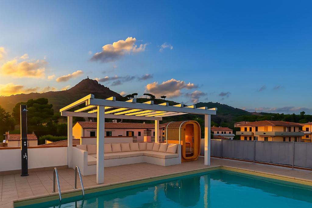 einen Pool mit einer Pergola auf dem Dach in der Unterkunft Attico con sauna e piscina a Porto Azzurro in Porto Azzurro