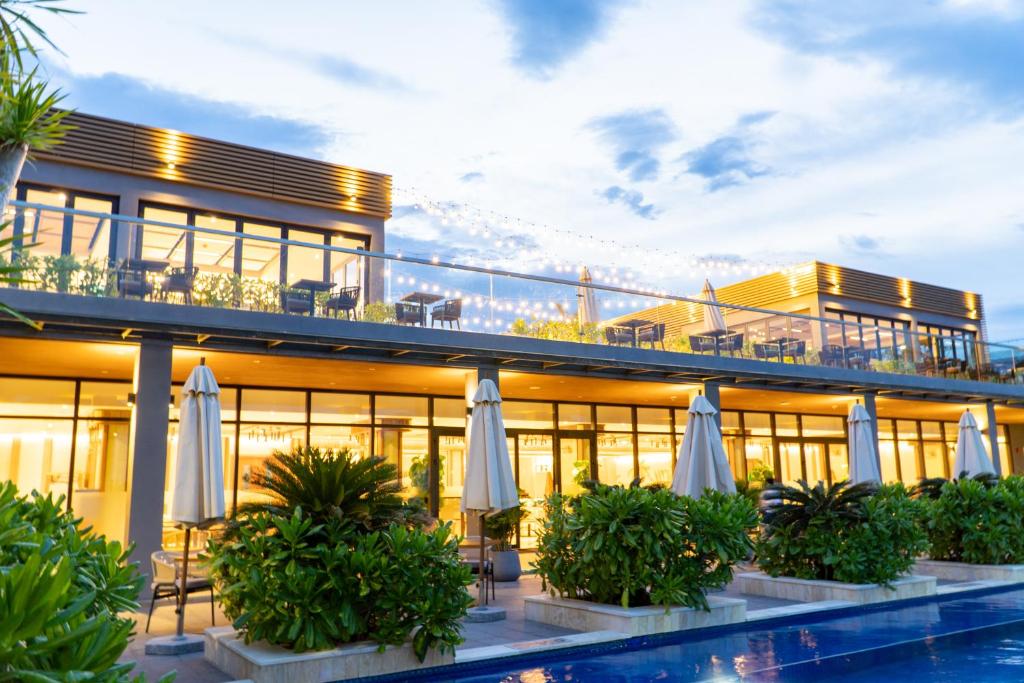 ein Hotel mit einem Pool und Sonnenschirmen in der Unterkunft Mysterio Luxury Villas - Private Pool in Cam Ranh