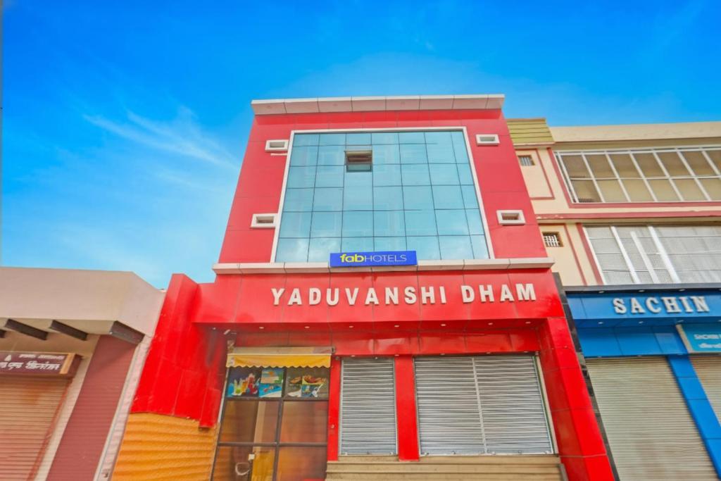 Ein rotes Gebäude mit einem Schild, auf dem „Yakushimaishi-Kanal“ steht. in der Unterkunft Via Yadhuvanshi Dhaam - 900m from Prem Mandir and Iskcon Temple in Vrindāvan