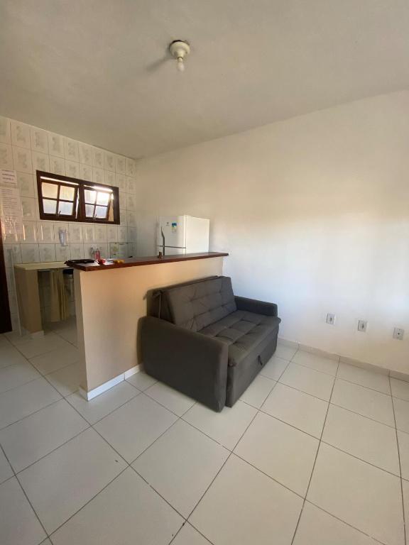 ein Wohnzimmer mit einer Couch in einem Zimmer in der Unterkunft Nataliana's House in Cabo Frio