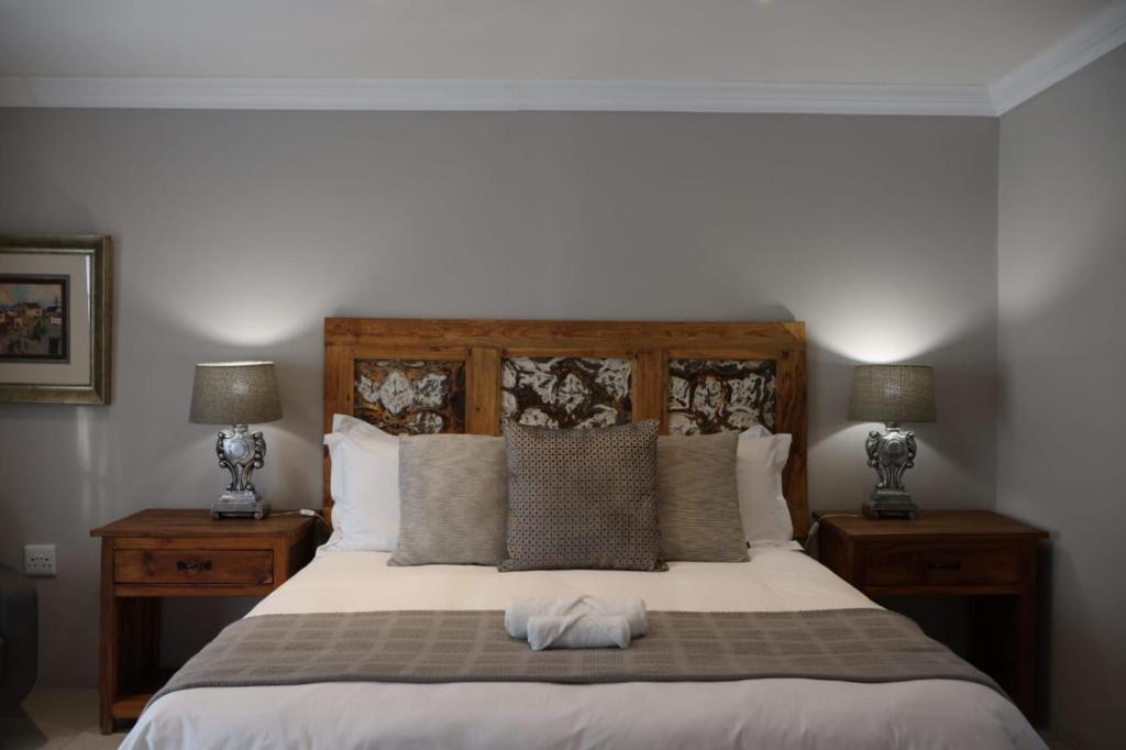 Ένα ή περισσότερα κρεβάτια σε δωμάτιο στο Louvre Guesthouse