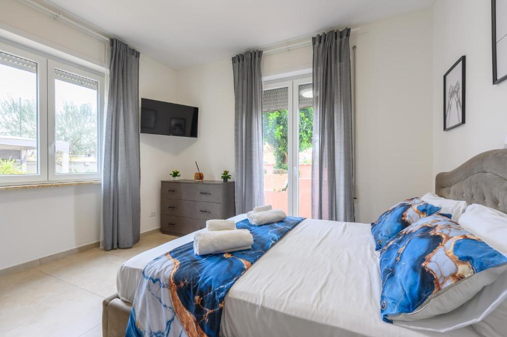 um quarto com uma cama grande com toalhas em Villa Giavitto em Fiumicino