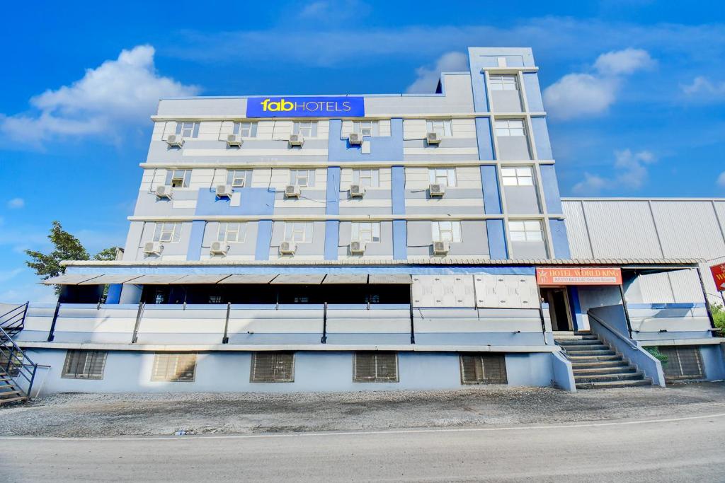 ein Gebäude mit einem Schild von Koi Hotels in der Unterkunft FabHotel World King in Pune