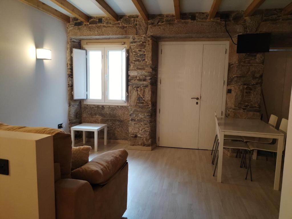 un salon avec un canapé et une table dans l'établissement Muelle Real, à Mugardos