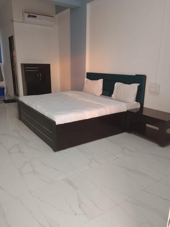 Ένα ή περισσότερα κρεβάτια σε δωμάτιο στο Hotel Krishna Rooms