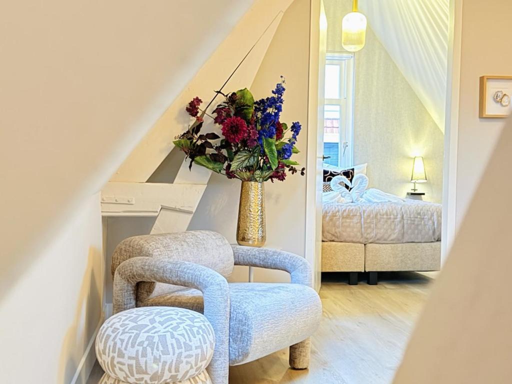 ein Zimmer mit einer Treppe mit einer Blumenvase in der Unterkunft De Parel - In de winkelstraat in Breda
