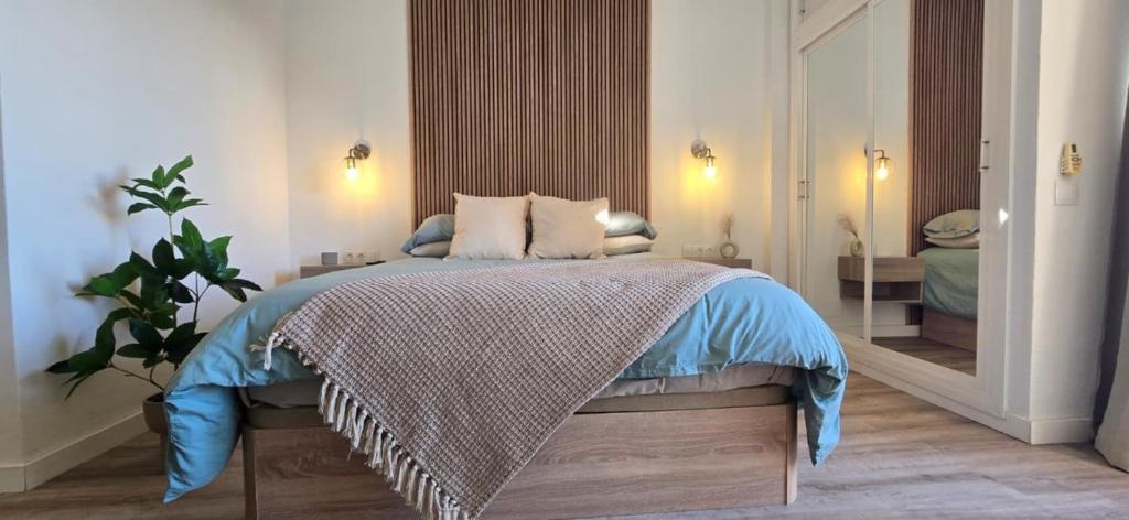 Un dormitorio con una cama y un espejo grande. en Apartment Costa del Sol, en Benalmádena