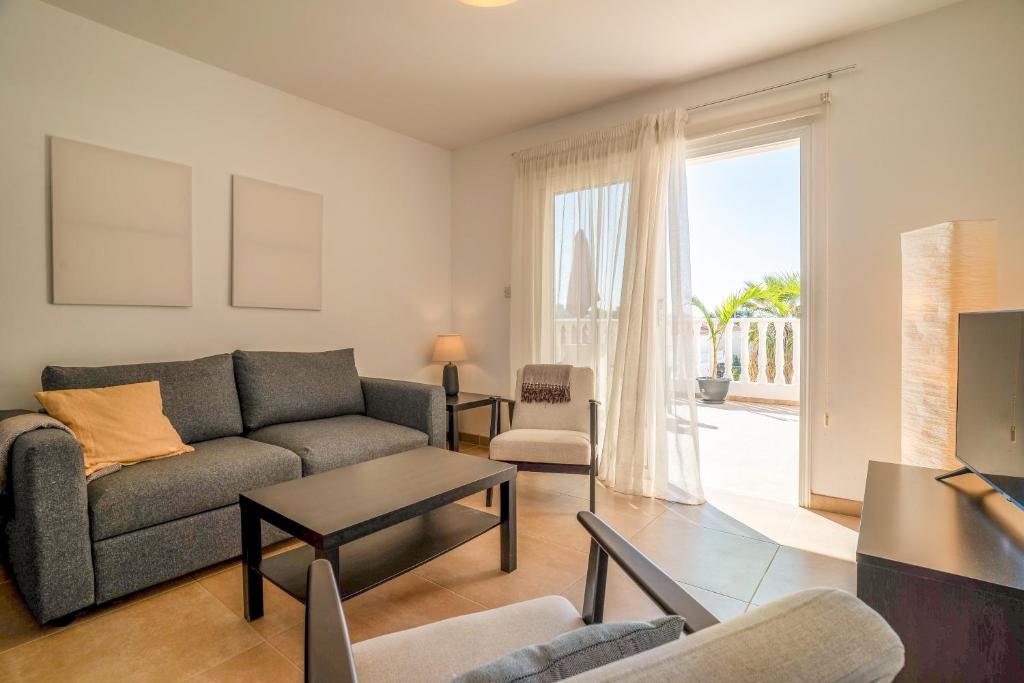 Et opholdsområde på Nissi Beach Apartment