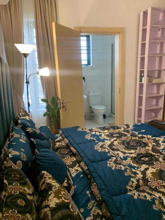 レッキにあるThe Homely Retreatのベッドのある寝室とトイレのある浴室