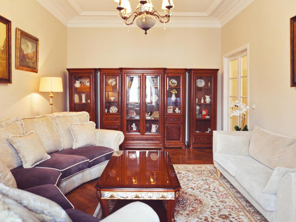 Kiev 24 Apartments - 3 Bedroom Apartment On Kreschatik 8b Maidan