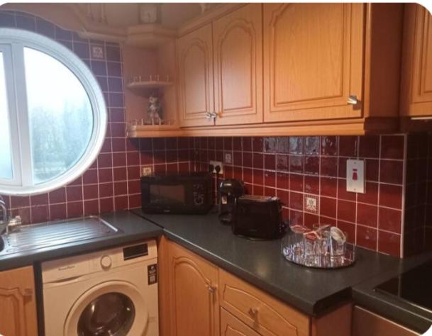 Kuchyň nebo kuchyňský kout v ubytování Kathleen's Apartment includes Car Parking