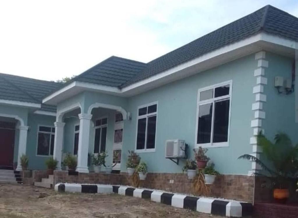 une maison avec un bleu dans l'établissement Daud Monica Staycation Home, à Manyema