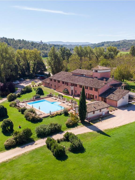 an aerial view of a house with a swimming pool at Agriturismo Il Molino Antico - 5 Girasoli in Spoleto