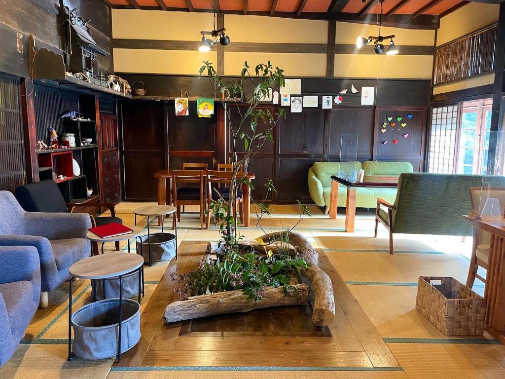un salon avec un canapé et une table dans l'établissement 築150年の古民家ゲストハウスひとたび, à Iwaki