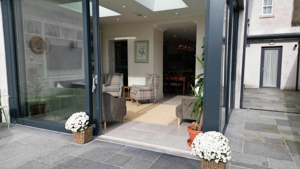 卡舍尔Cashel Regency Townhouse的一扇有两株植物的房子的玻璃门