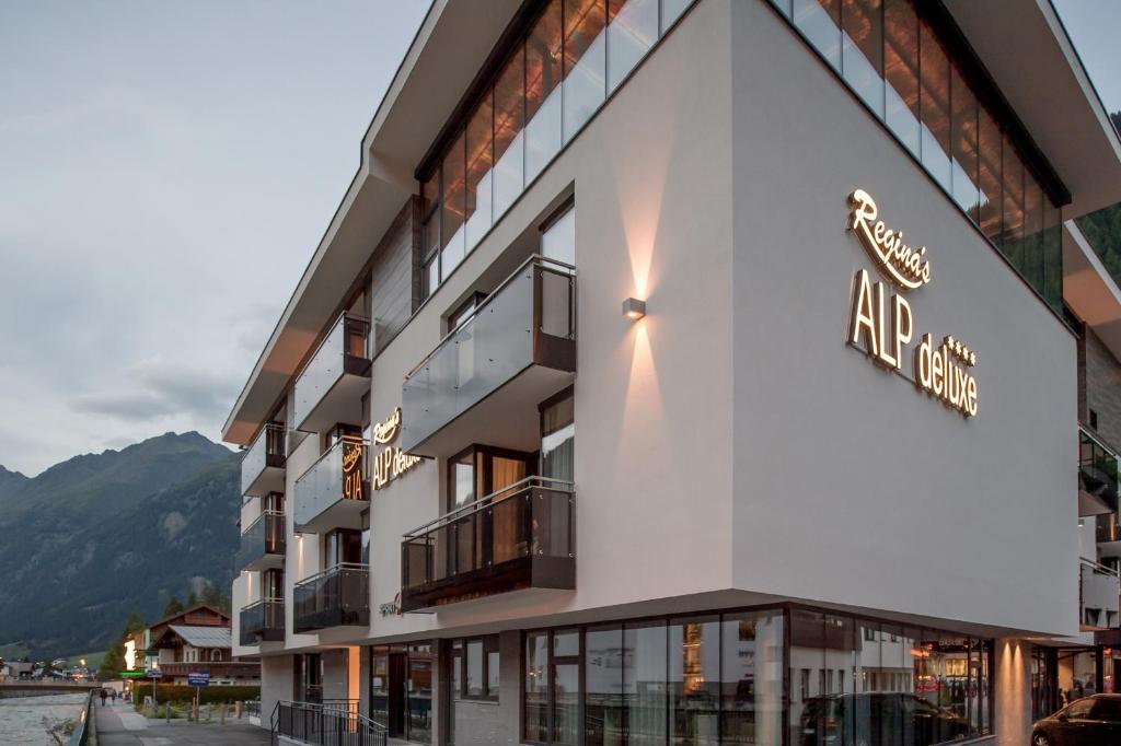 een gebouw met een bord aan de zijkant bij Regina's Alp deluxe in Sölden
