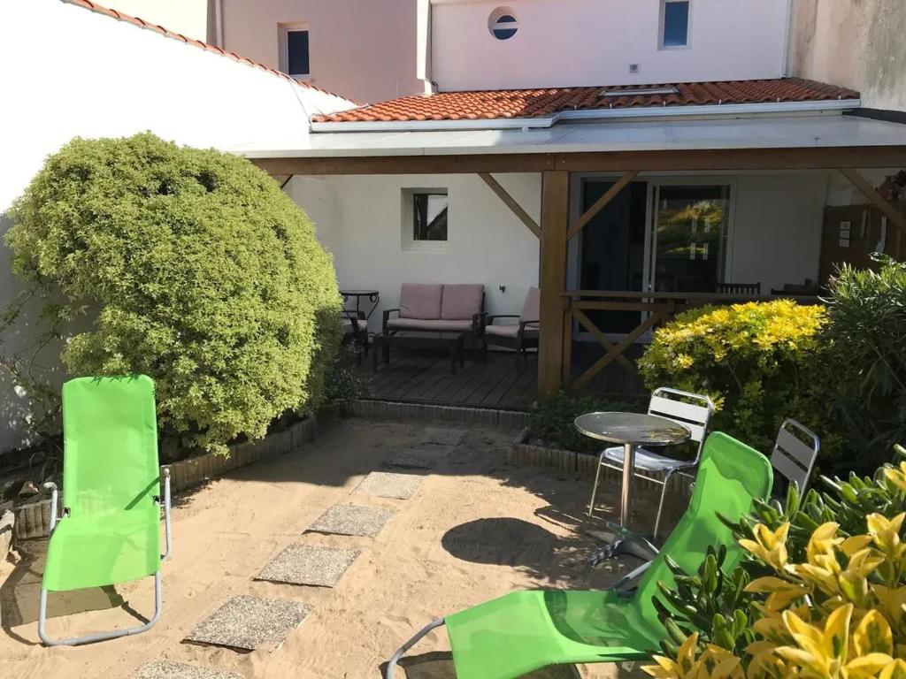 En have udenfor Maison familiale spacieuse à Les Sables-d'Olonne