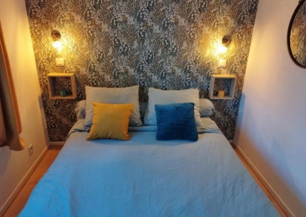 Postel nebo postele na pokoji v ubytování Maisonnette face au lac