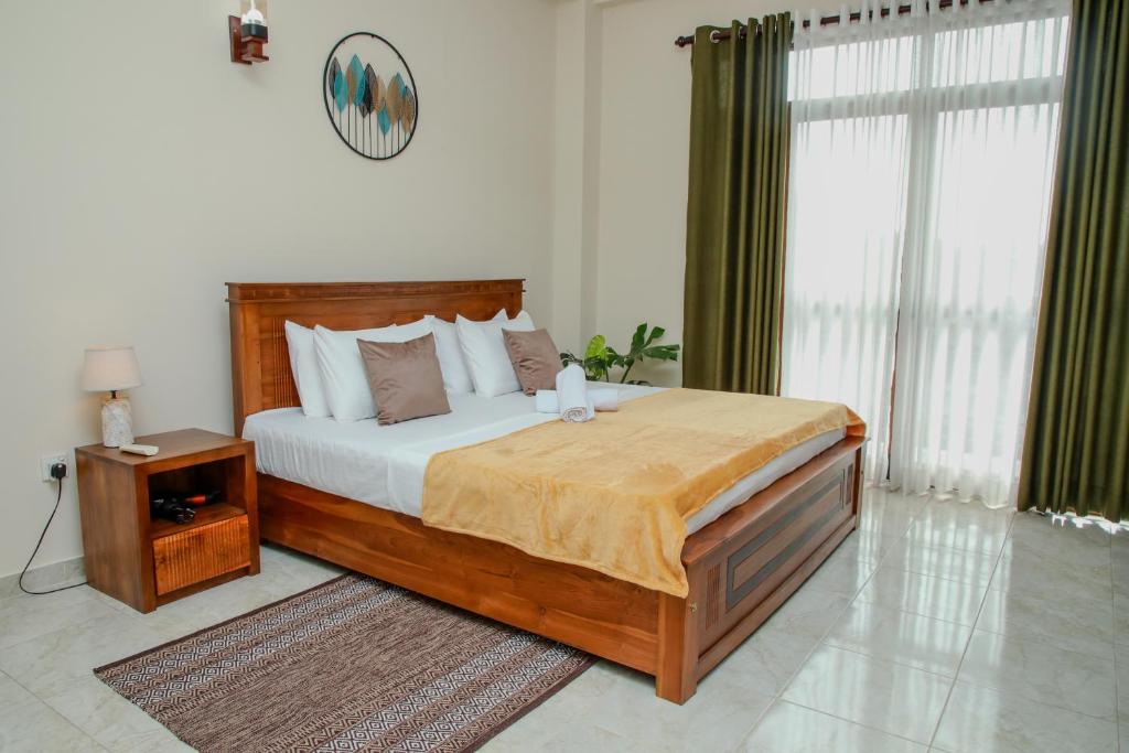 una camera con un grande letto e un comodino di Moon&Back Homestay a Galle