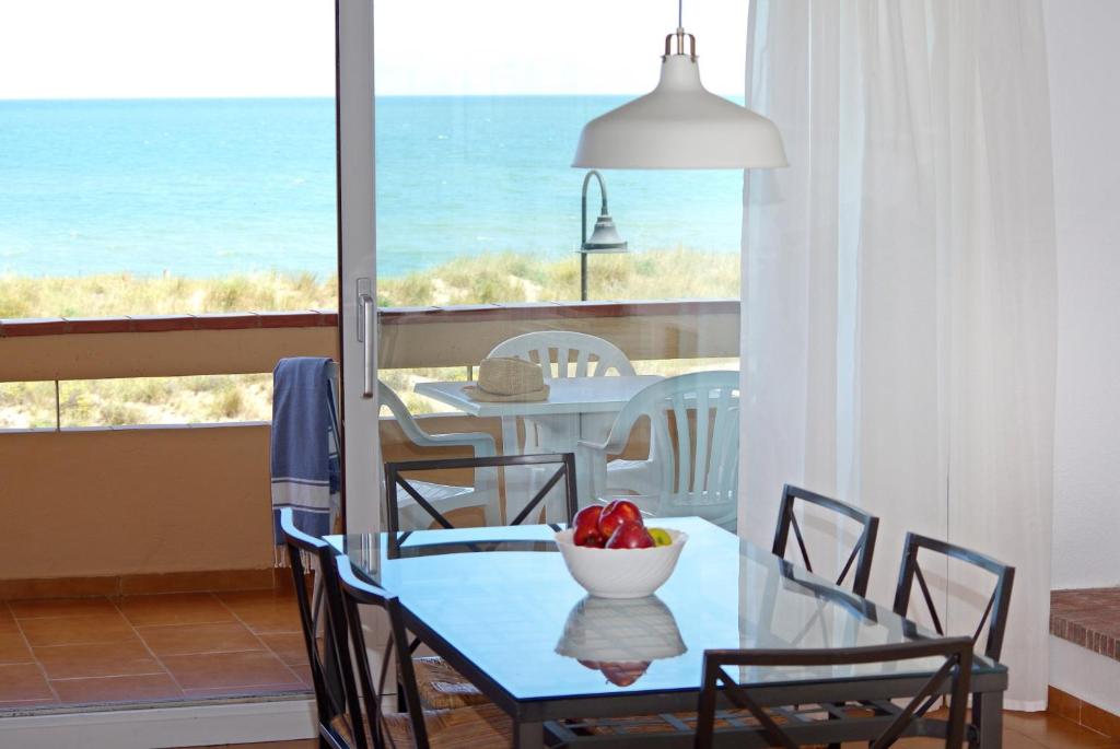 a dining room with a table with a view of the ocean at Apartamentos Golf Mar I & II by La Costa Resort in Pals